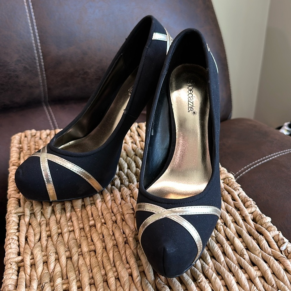 Garcia black and gold platform pump
